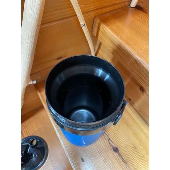 Igloo Proformance® 1/2 Gallon Water Jug, Black & Blue with Hanger Handle - Picture 7 of 8